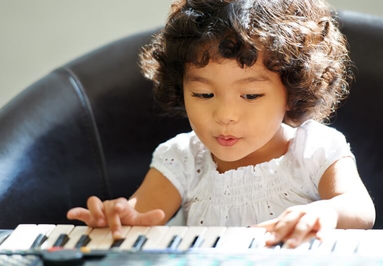 The Surprising Ways Piano Lessons Can Boost Your Child’s Brain Development